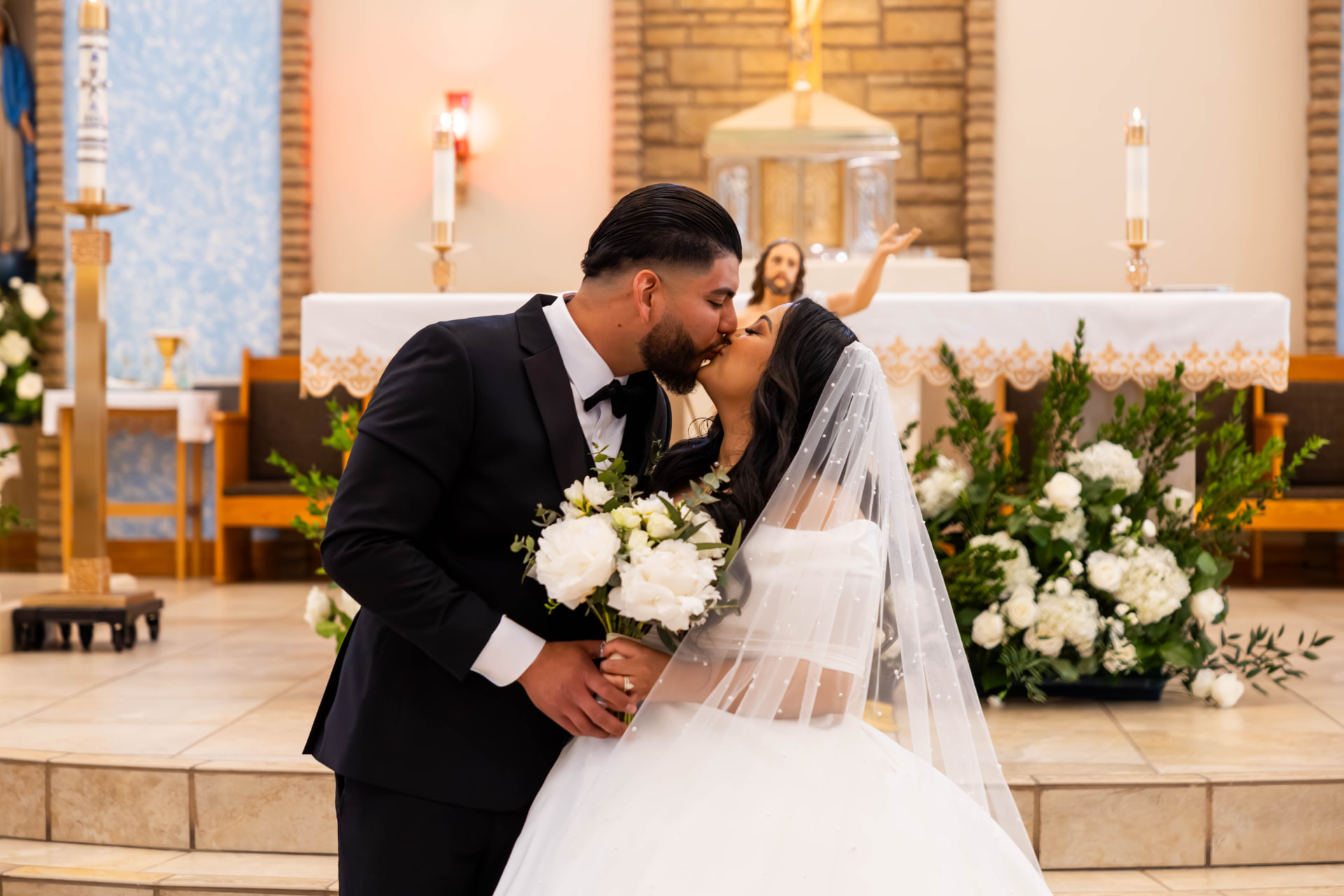 Las Vegas wedding first kiss at the altar