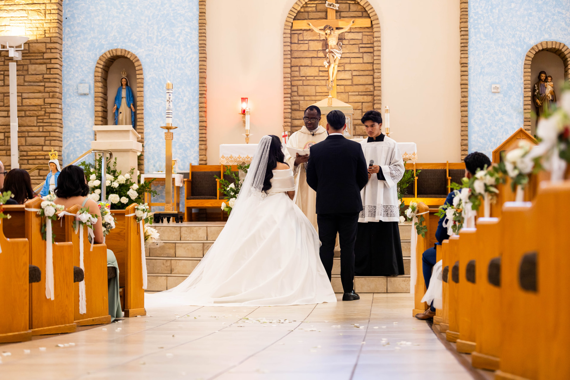 Las Vegas wedding ceremony, vows wide from the aisle